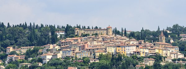 Comment organiser un séjour en Provence avec des ateliers de cuisine et des randonnées guidées?